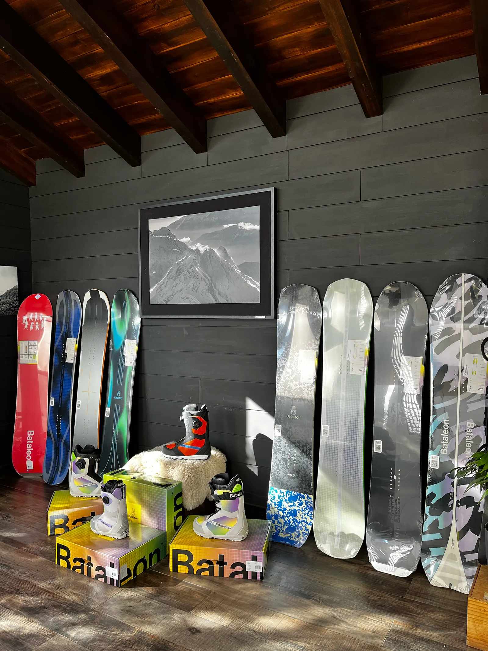 Local de Bataleon con tablas de snowboard