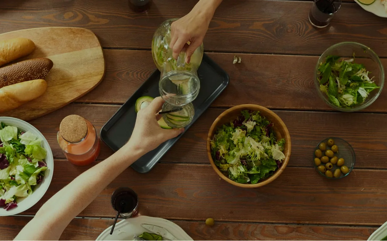 Mesa con ensaladas y comida casera, del sitio de Viandas Risa